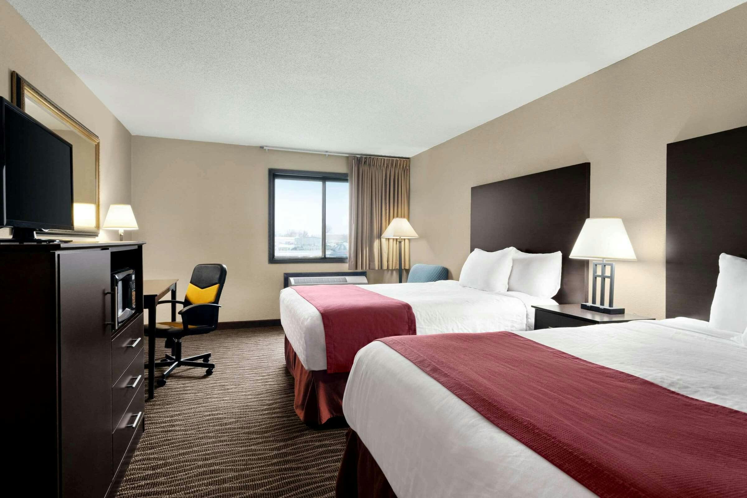 Hotel Baymont Sioux Falls North/I-29 photo 2
