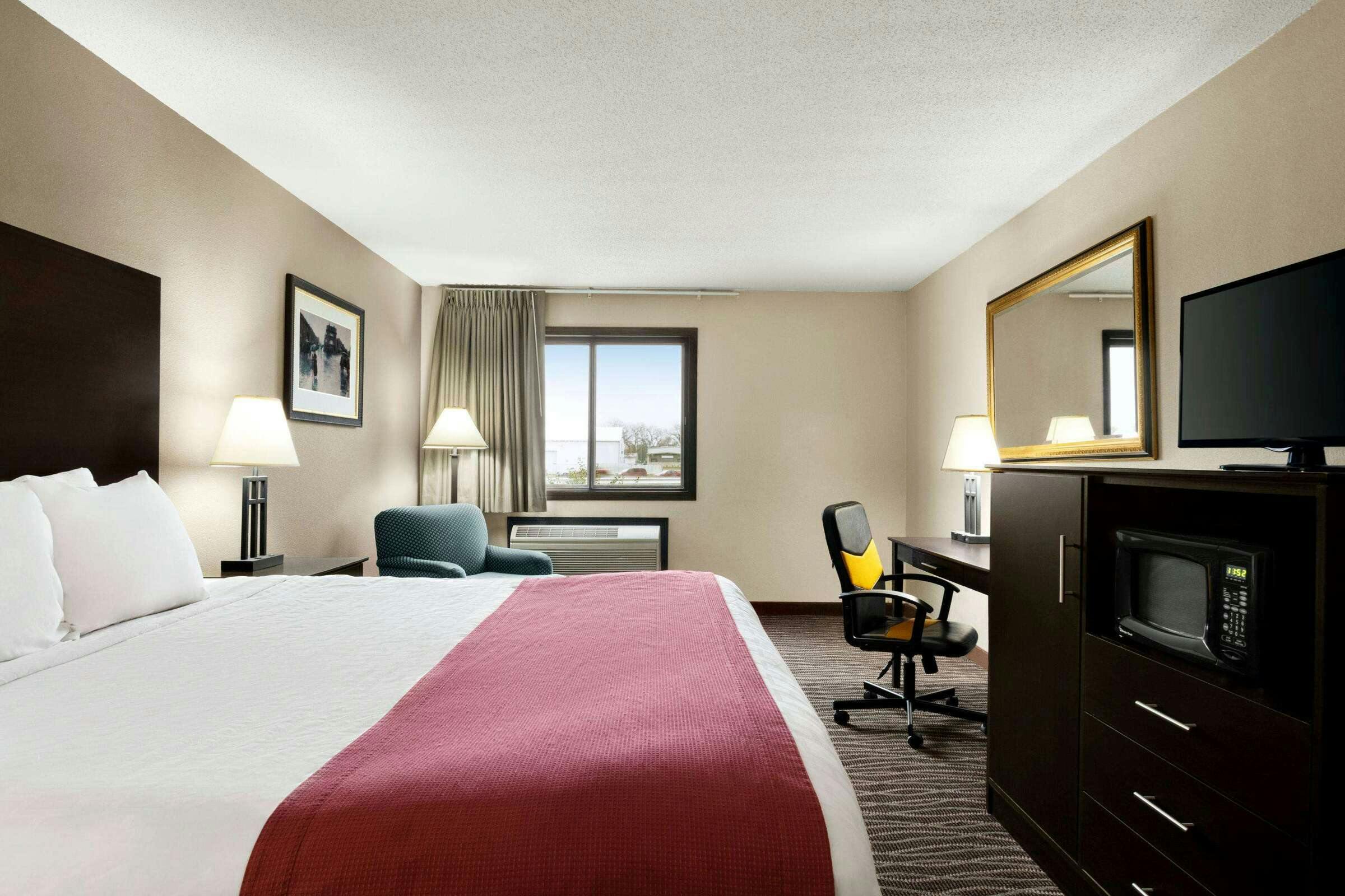 Hotel Baymont Sioux Falls North/I-29 photo 3