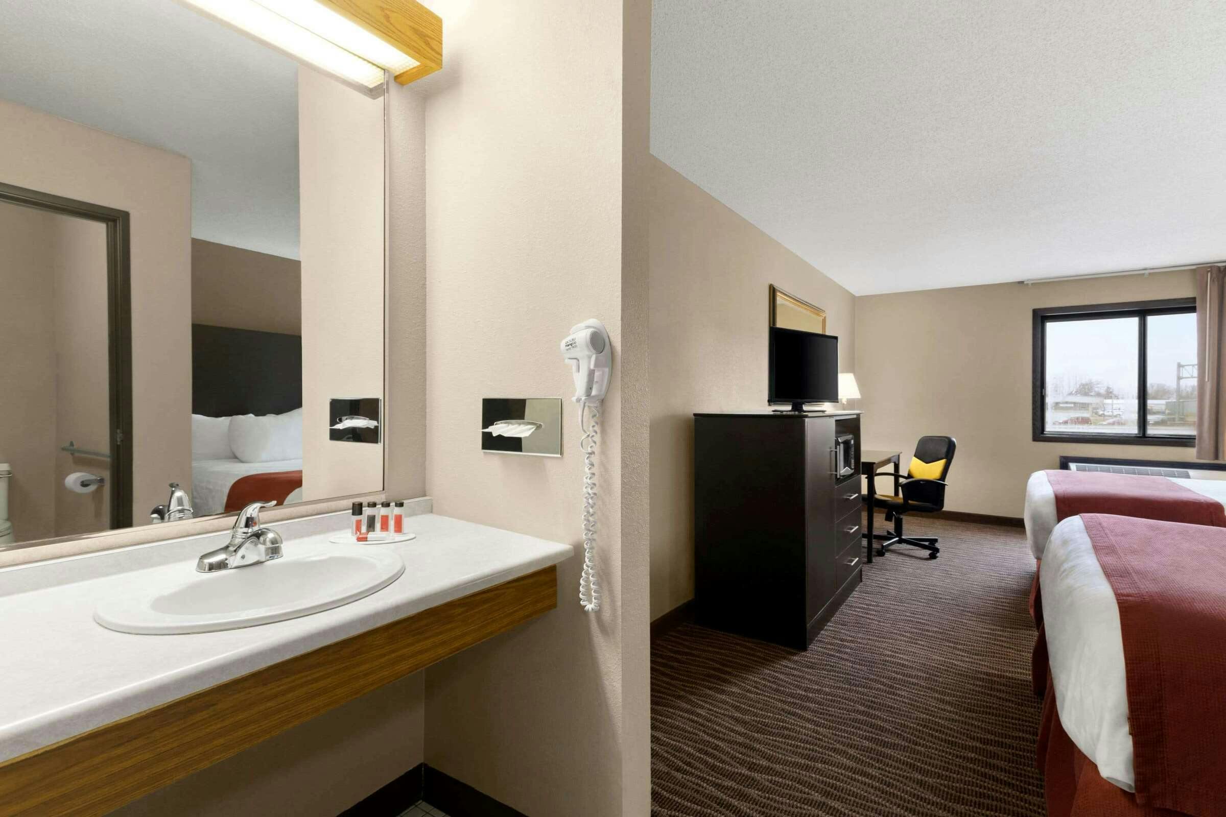 Hotel Baymont Sioux Falls North/I-29 photo 4
