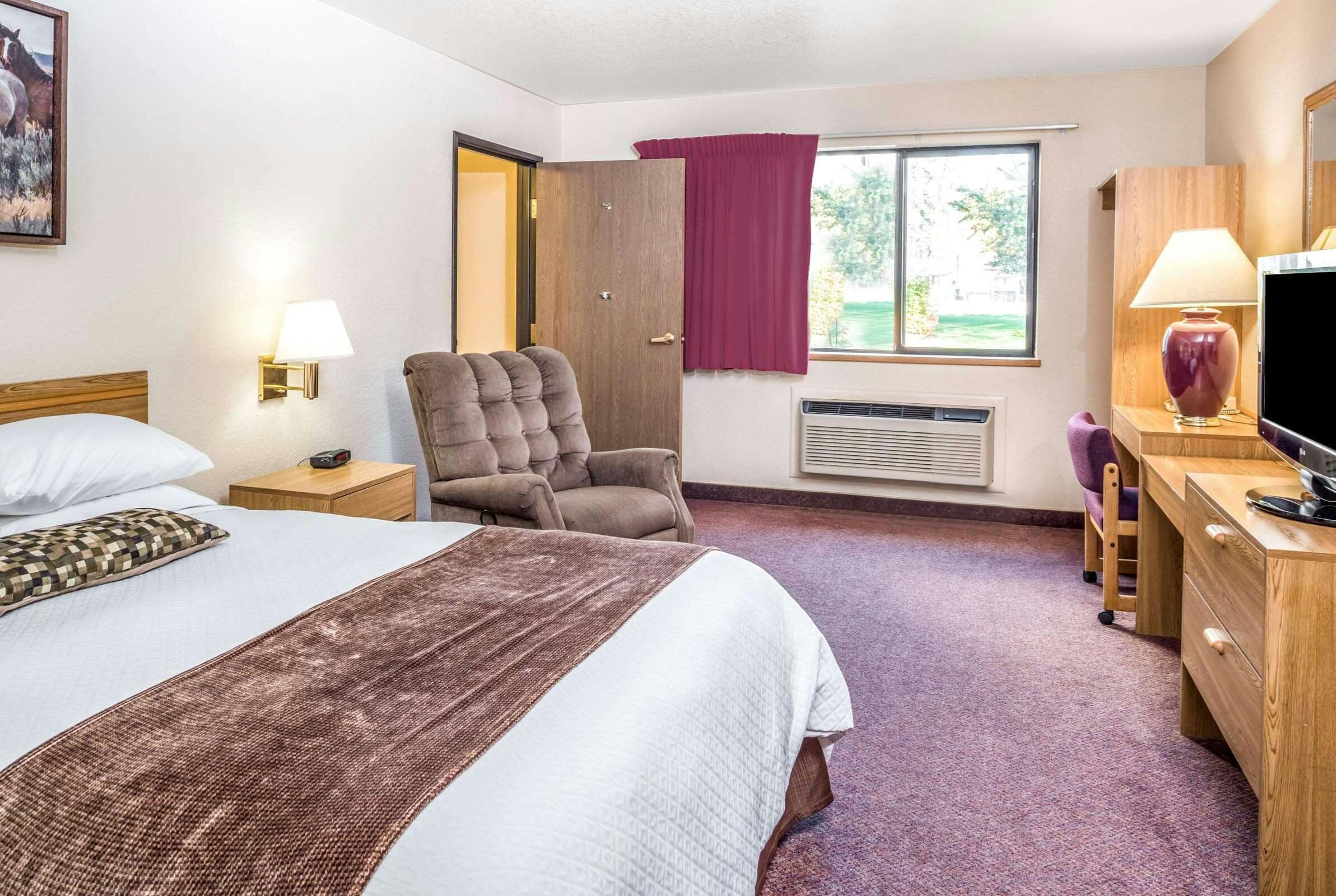 Hotel Super 8 by Wyndham St. Regis photo 4