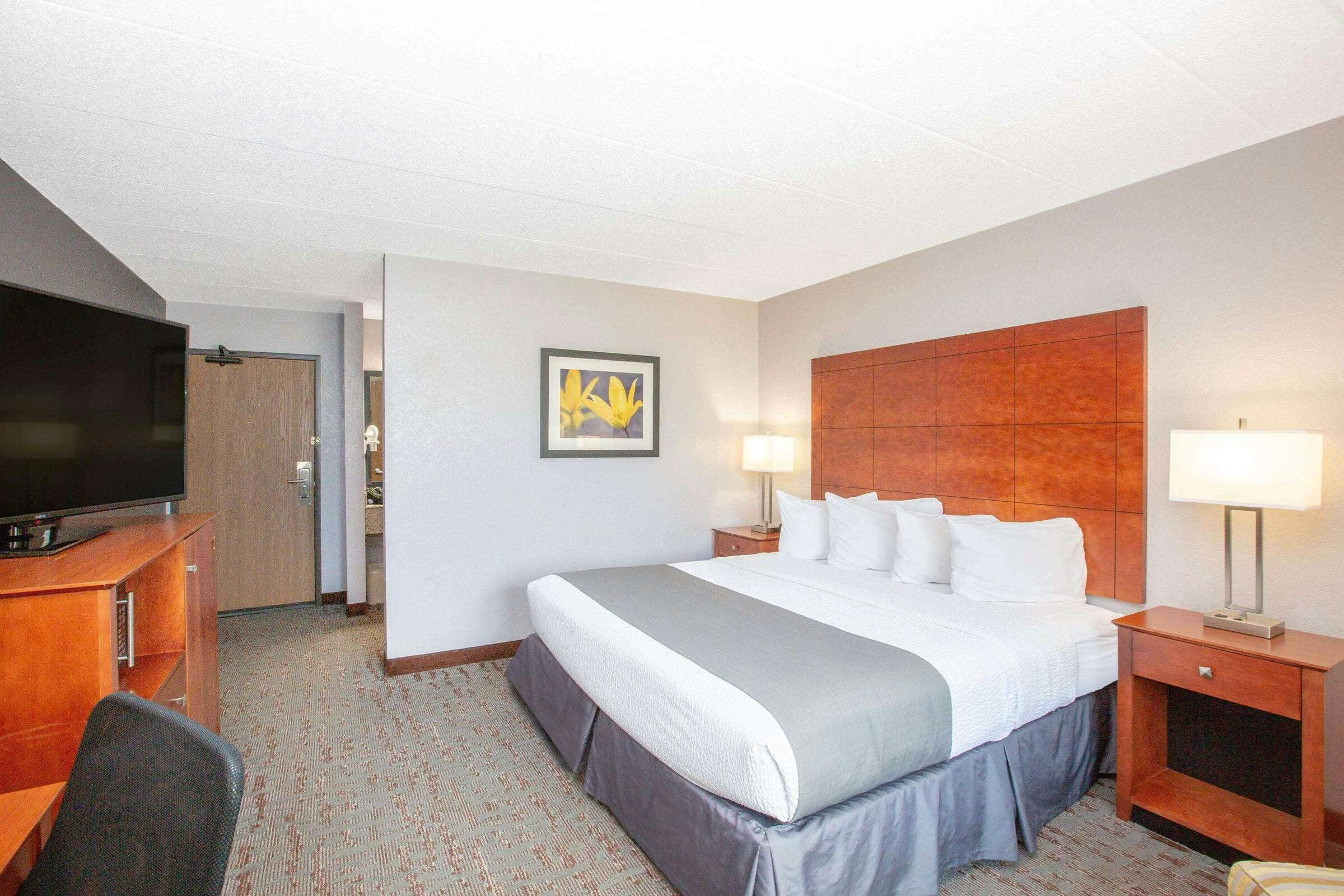 Hotel AmericInn by Wyndham Ankeny/Des Moines photo 3