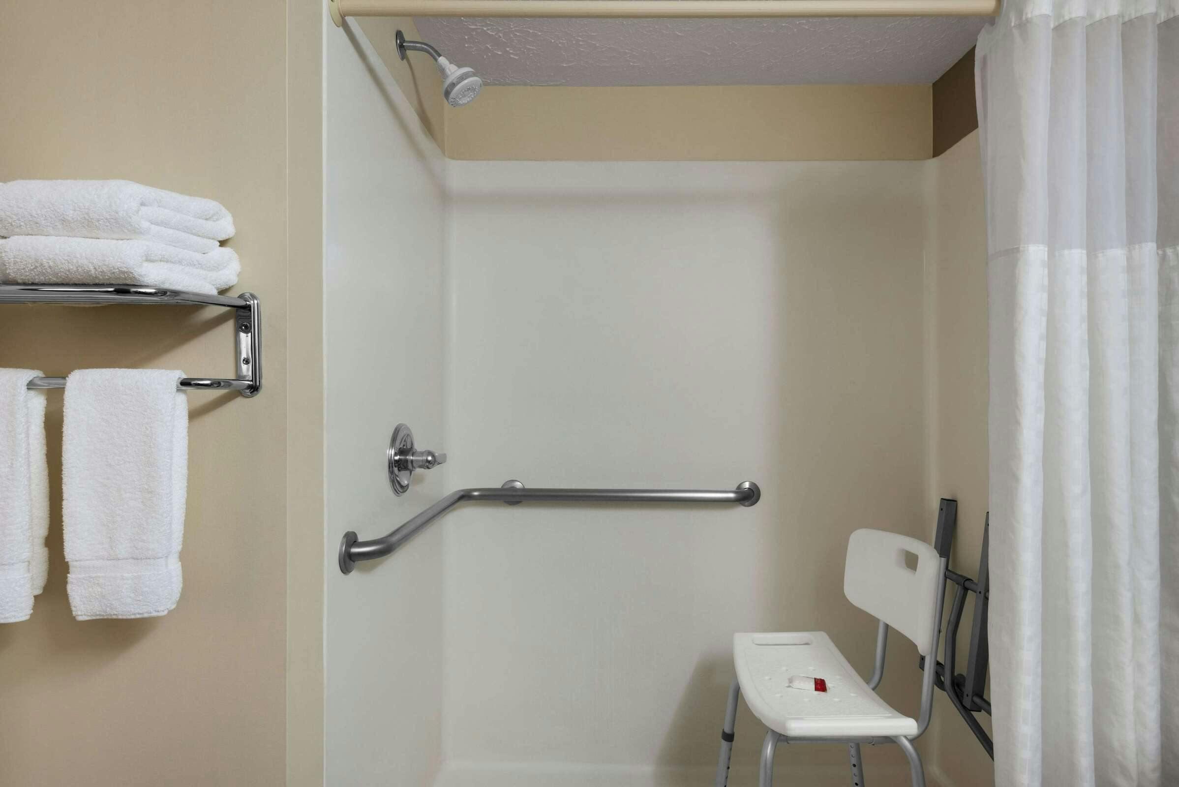 Hotel Baymont by Wyndham Belleville Airport Area photo 5