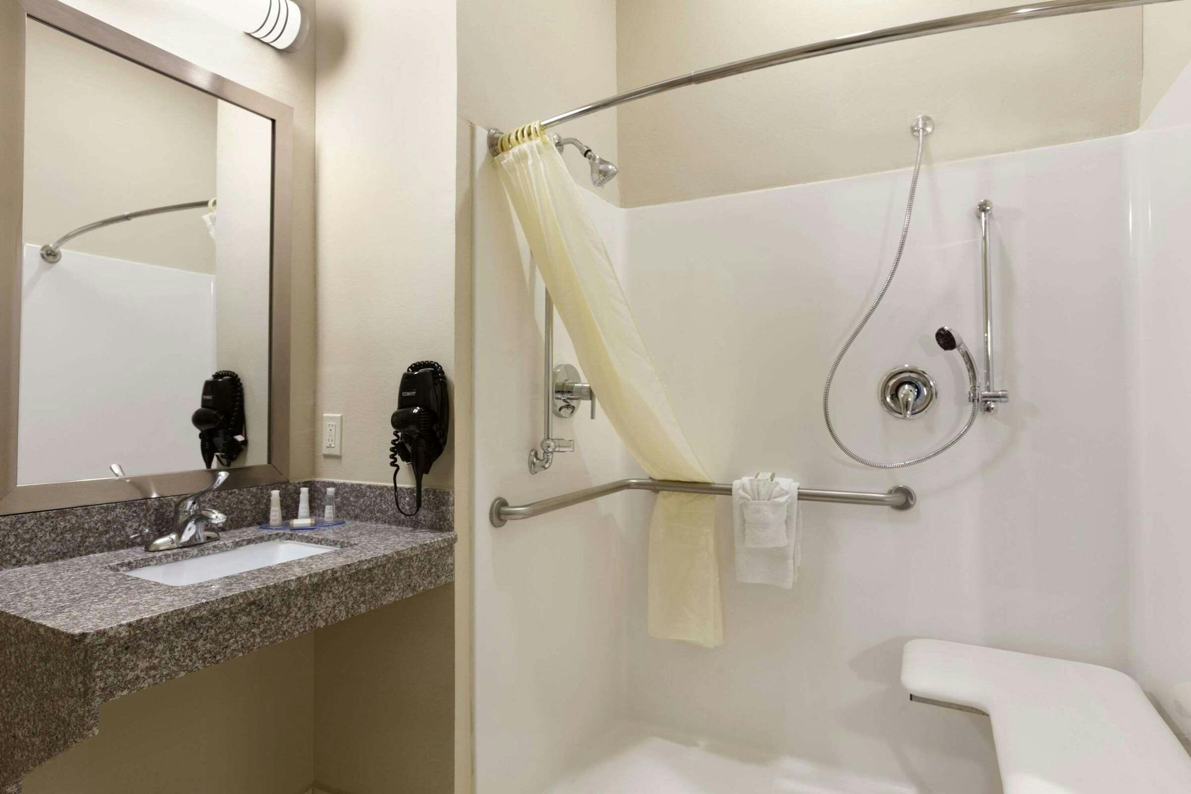 Hotel Baymont by Wyndham Victoria photo 3