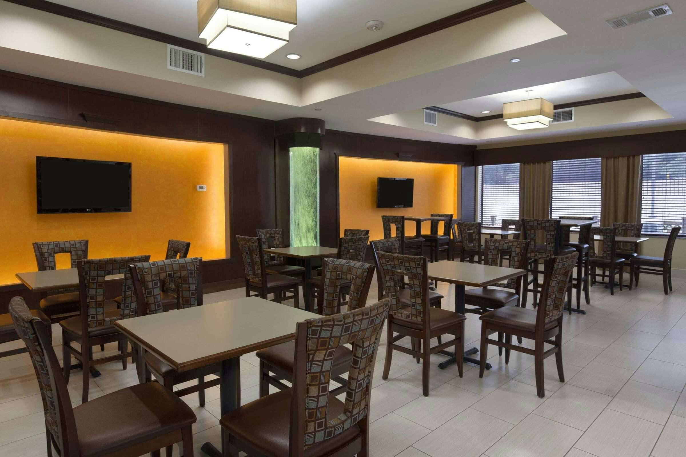 Hotel Baymont by Wyndham Victoria photo 5