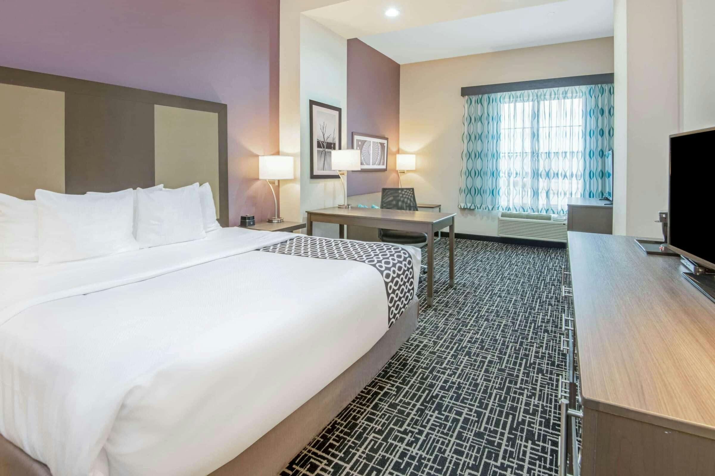 Hotel La Quinta Inn & Suites by Wyndham Weatherford OK photo 2