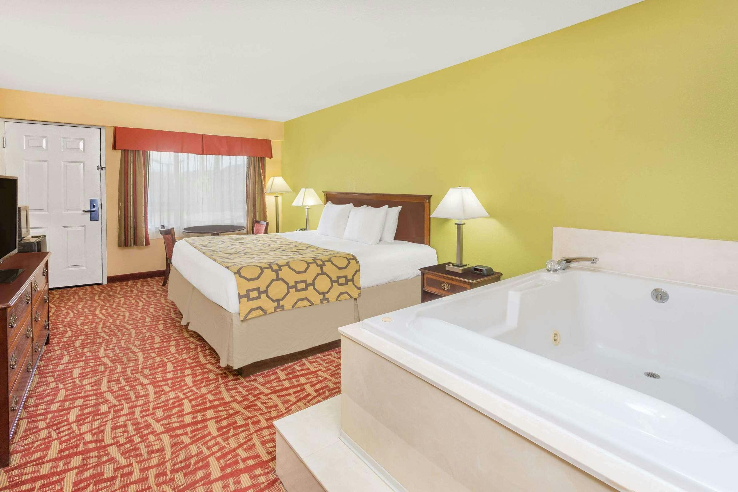 Hotel Baymont by Wyndham Sevierville Pigeon Forge photo 3