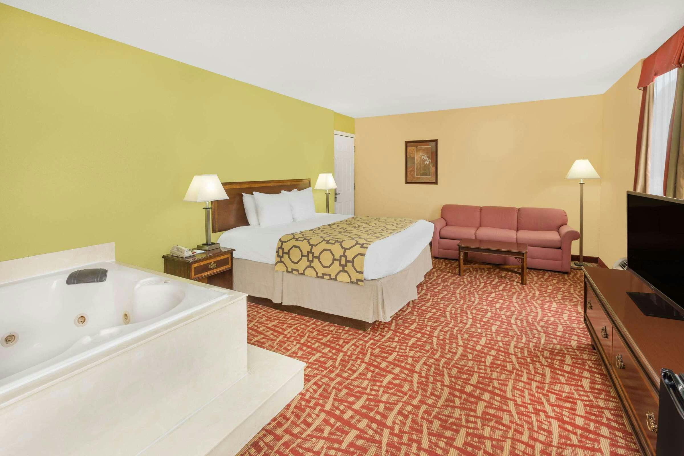 Hotel Baymont by Wyndham Sevierville Pigeon Forge photo 4