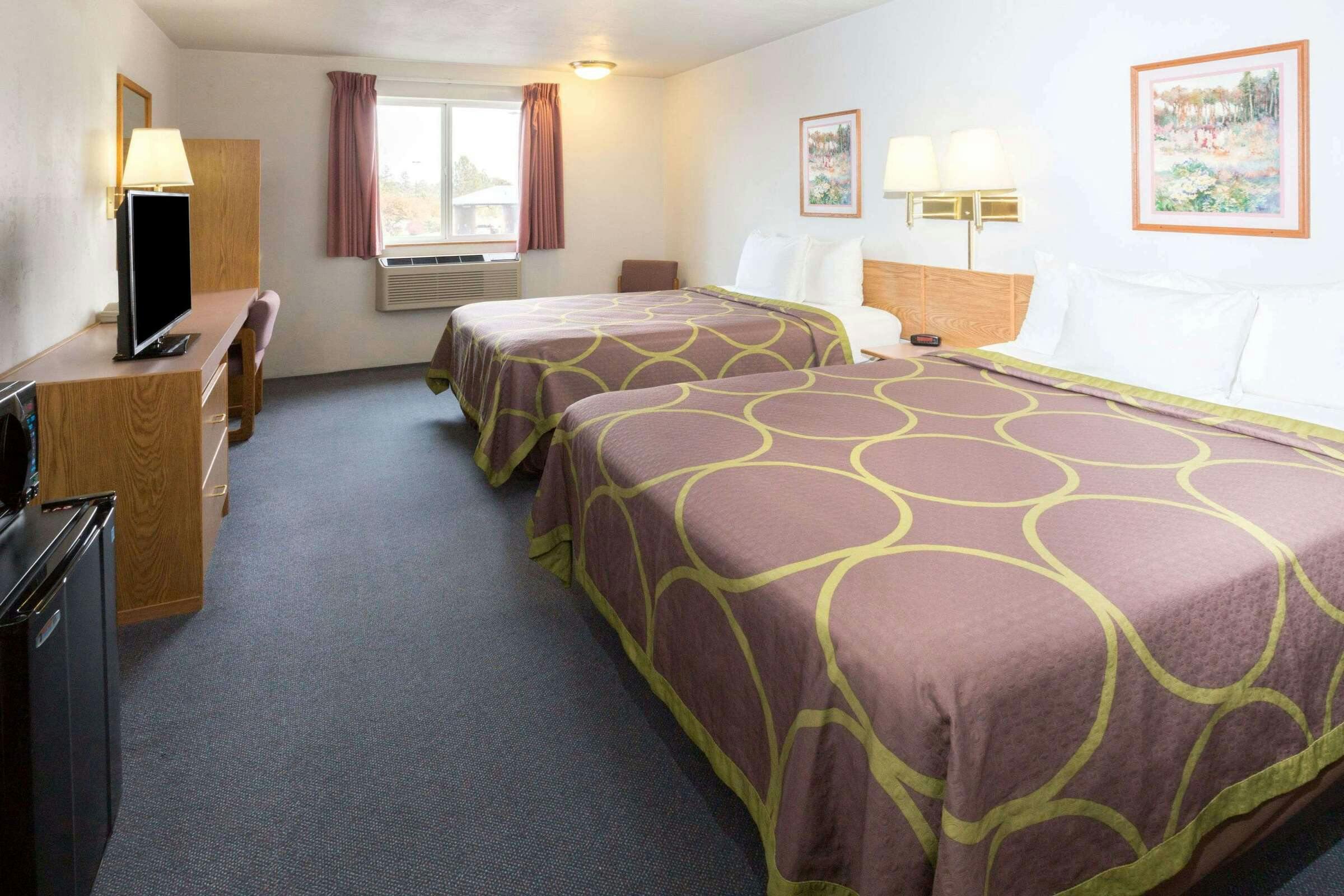 Hotel Super 8 by Wyndham Redmond photo 1