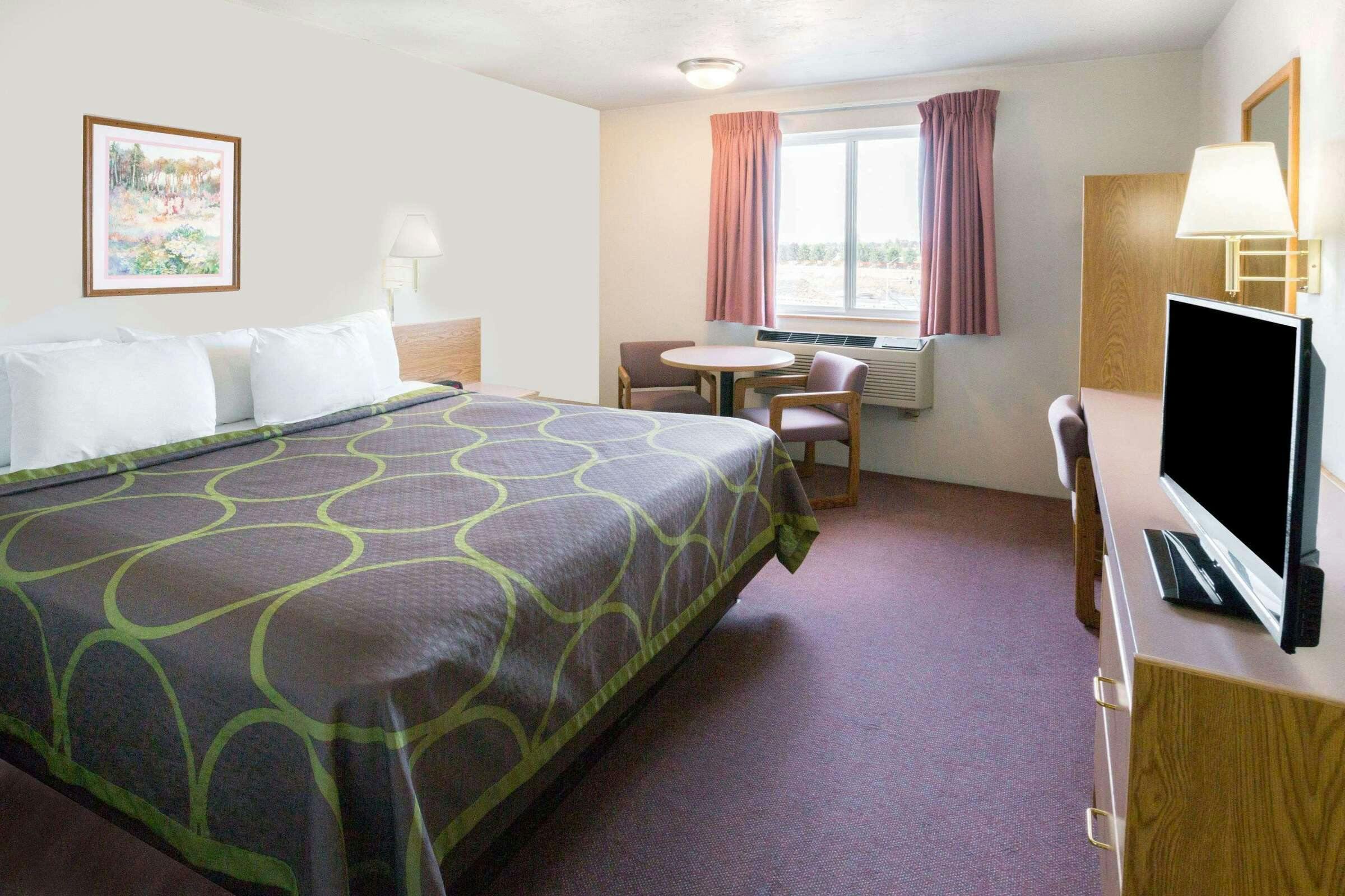 Hotel Super 8 by Wyndham Redmond photo 2