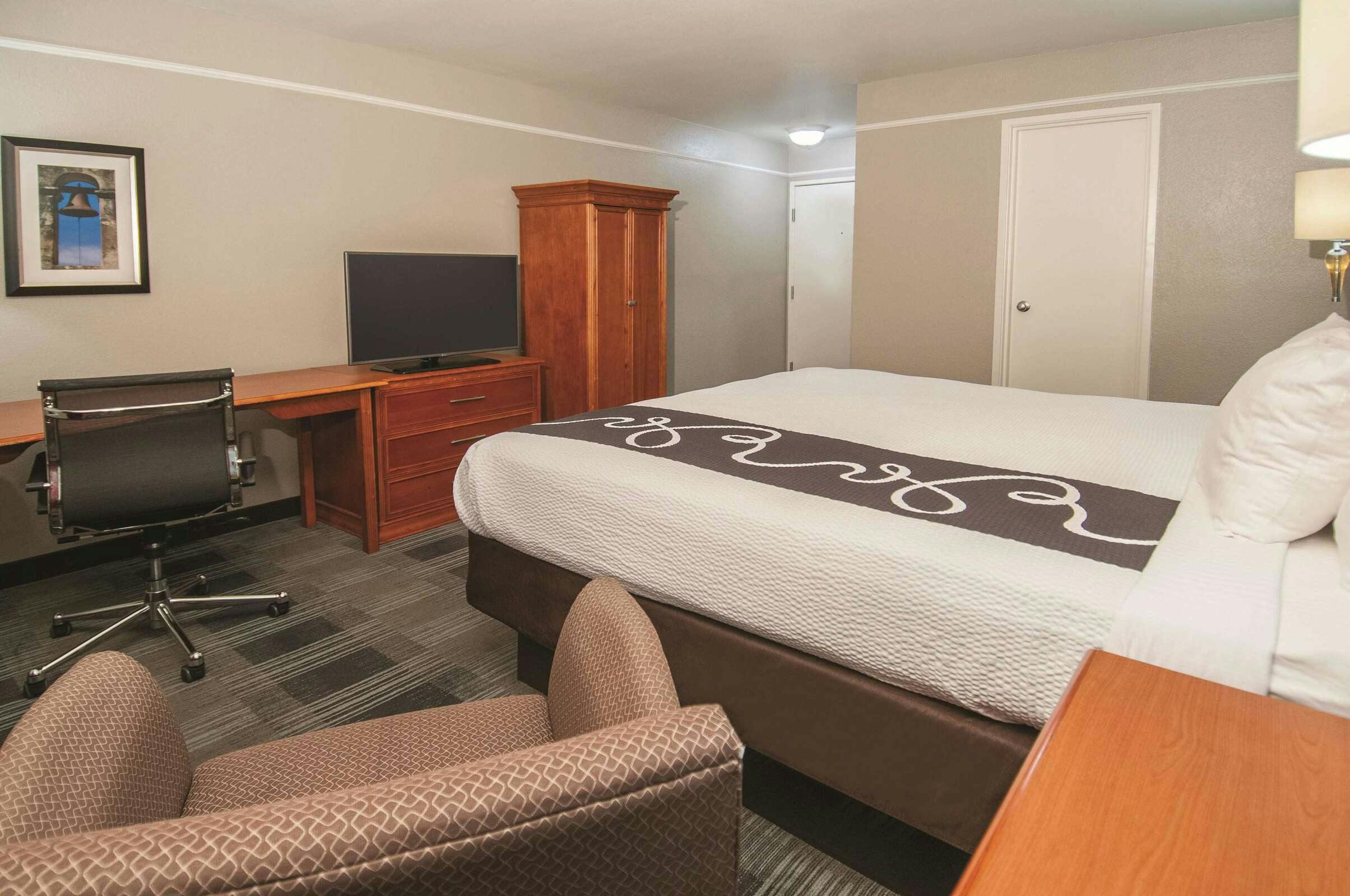 Hotel La Quinta Inn by Wyndham San Antonio Brooks City Base photo 2