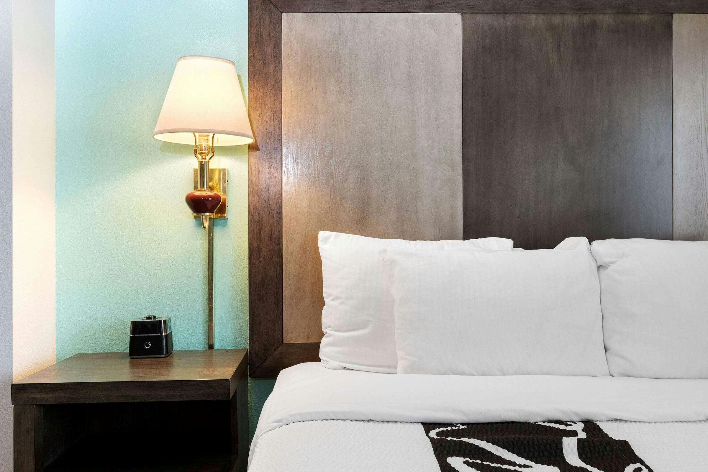 Hotel La Quinta Inn Ste OMA AP photo 2