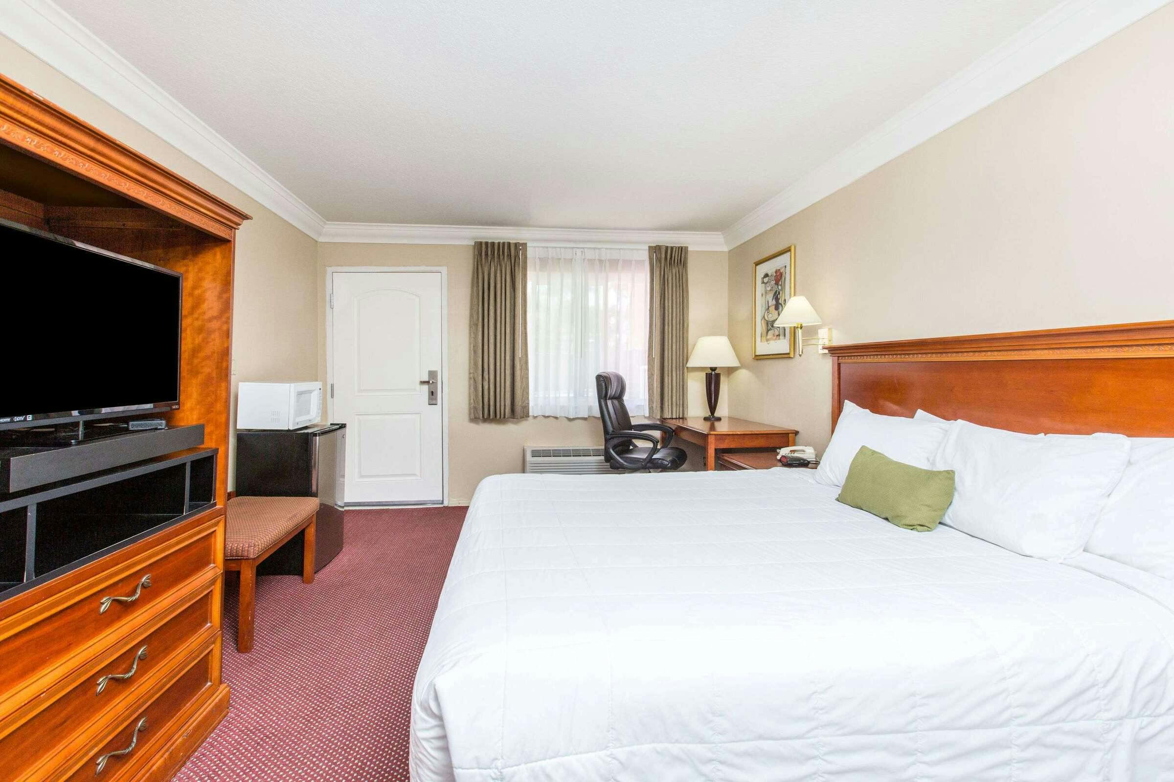 Hotel Days Inn by Wyndham Near City Of Hope photo 3