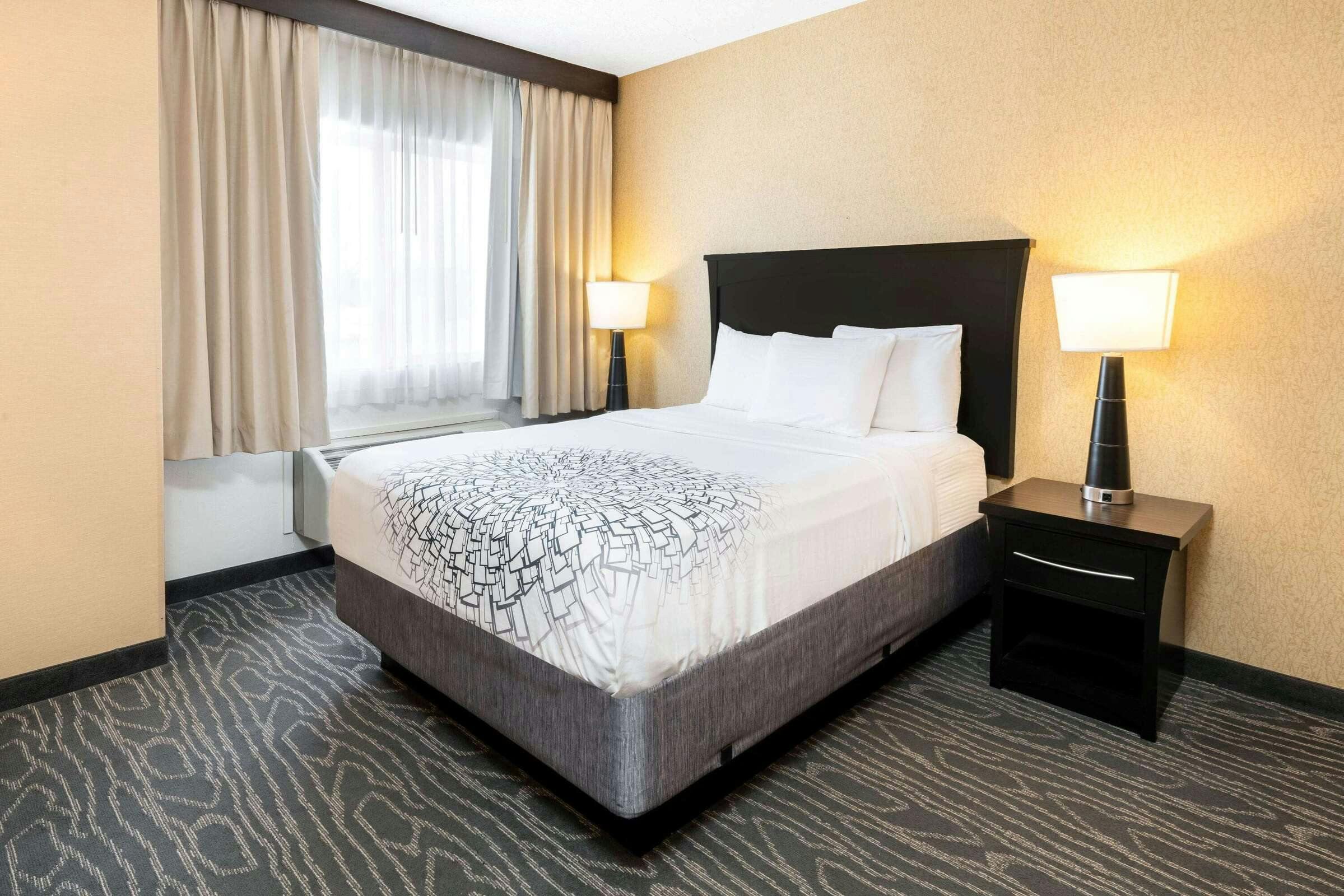 Hotel La Quinta Inn Ste Logan photo 2