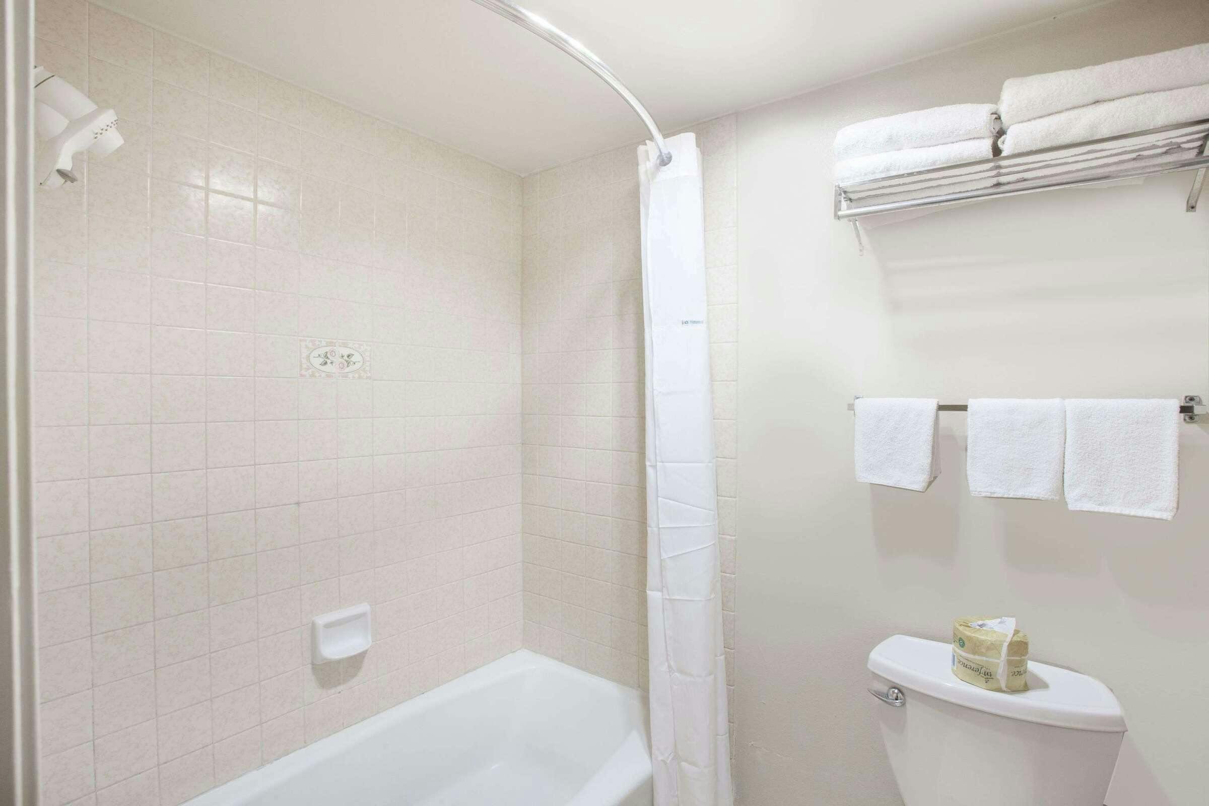 Hotel Days Inn by Wyndham Anaheim Near the Park photo 5