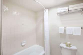 Hotel Days Inn by Wyndham Anaheim Near the Park photo 5