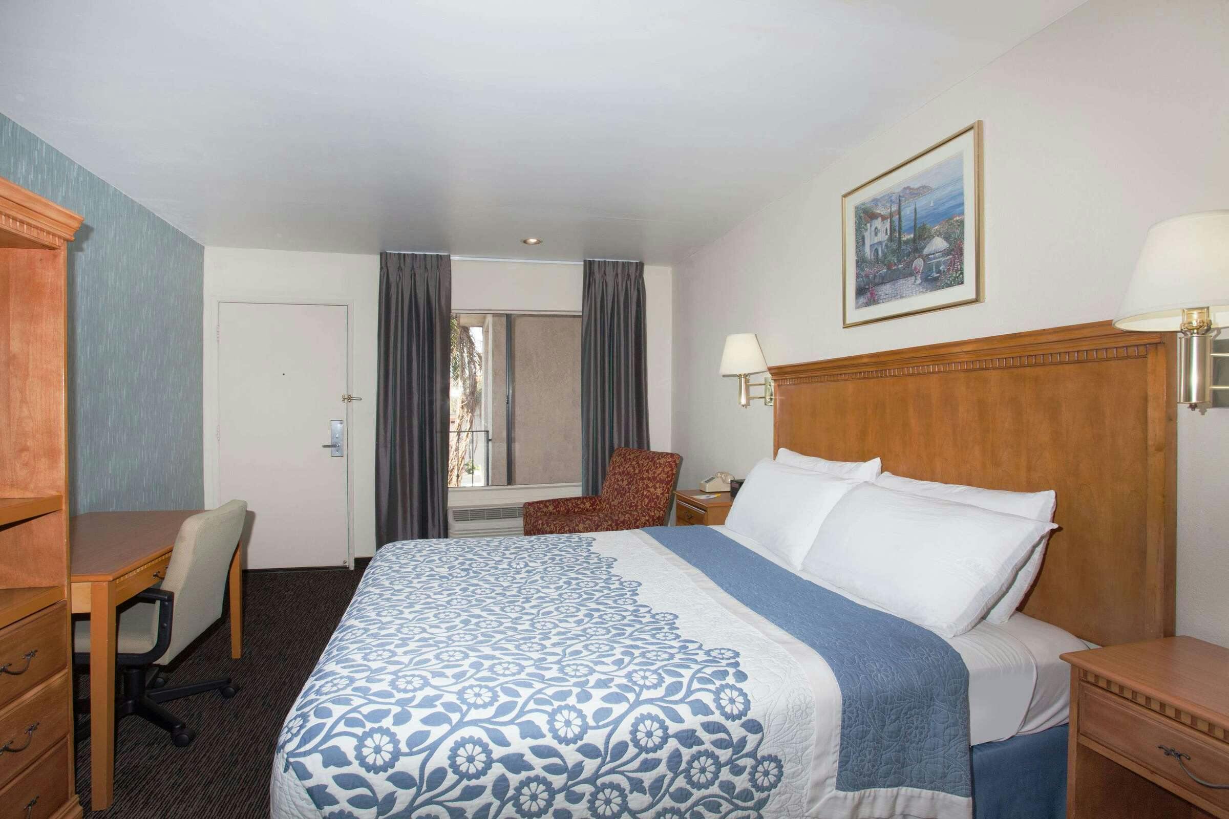 Hotel Days Inn by Wyndham Anaheim Near the Park photo 2