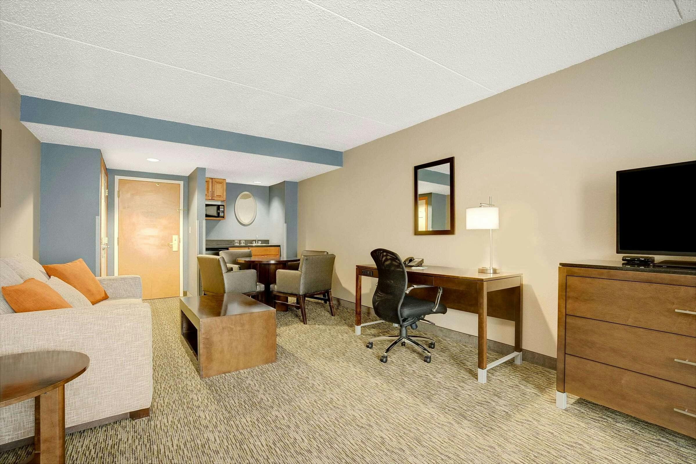 Hotel Wingate by Wyndham Fargo photo 2