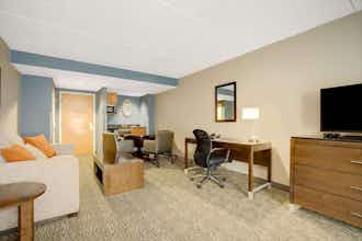 Hotel Wingate by Wyndham Fargo photo 2