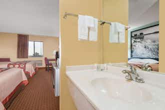 Hotel Super 8 by Wyndham Wakeeney photo 5