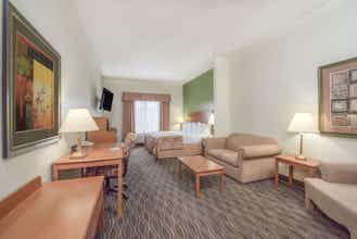 Hotel Baymont by Wyndham Pearsall photo 2