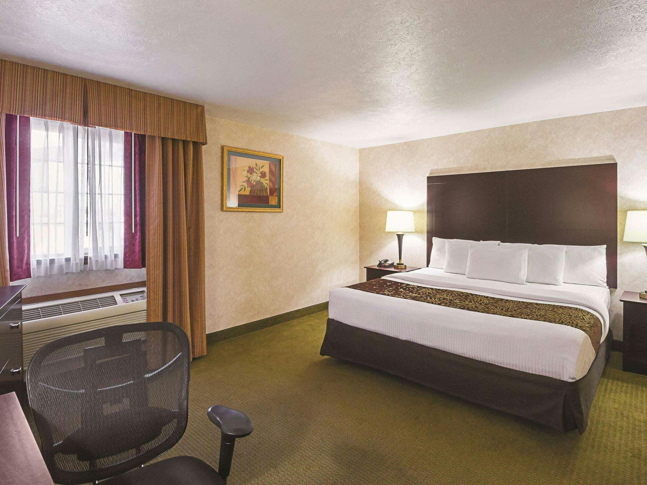Hotel La Quinta Inn & Suites by Wyndham Woodburn photo 3
