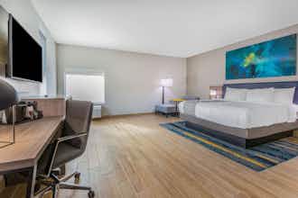 Hotel La Quinta Inn & Suites by Wyndham Galveston West Seawall photo 5