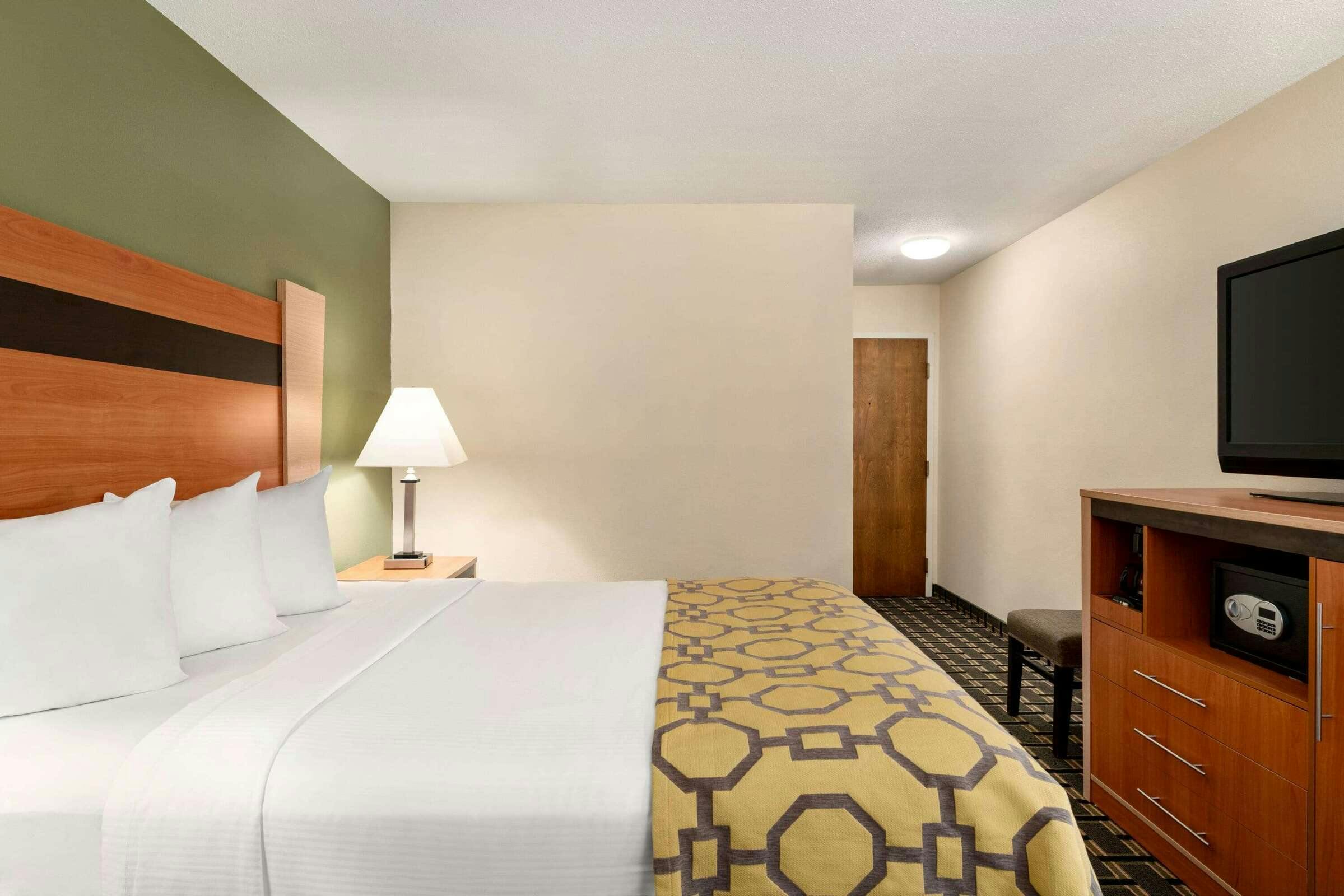 Hotel Baymont by Wyndham North Dartmouth / Fall River photo 5