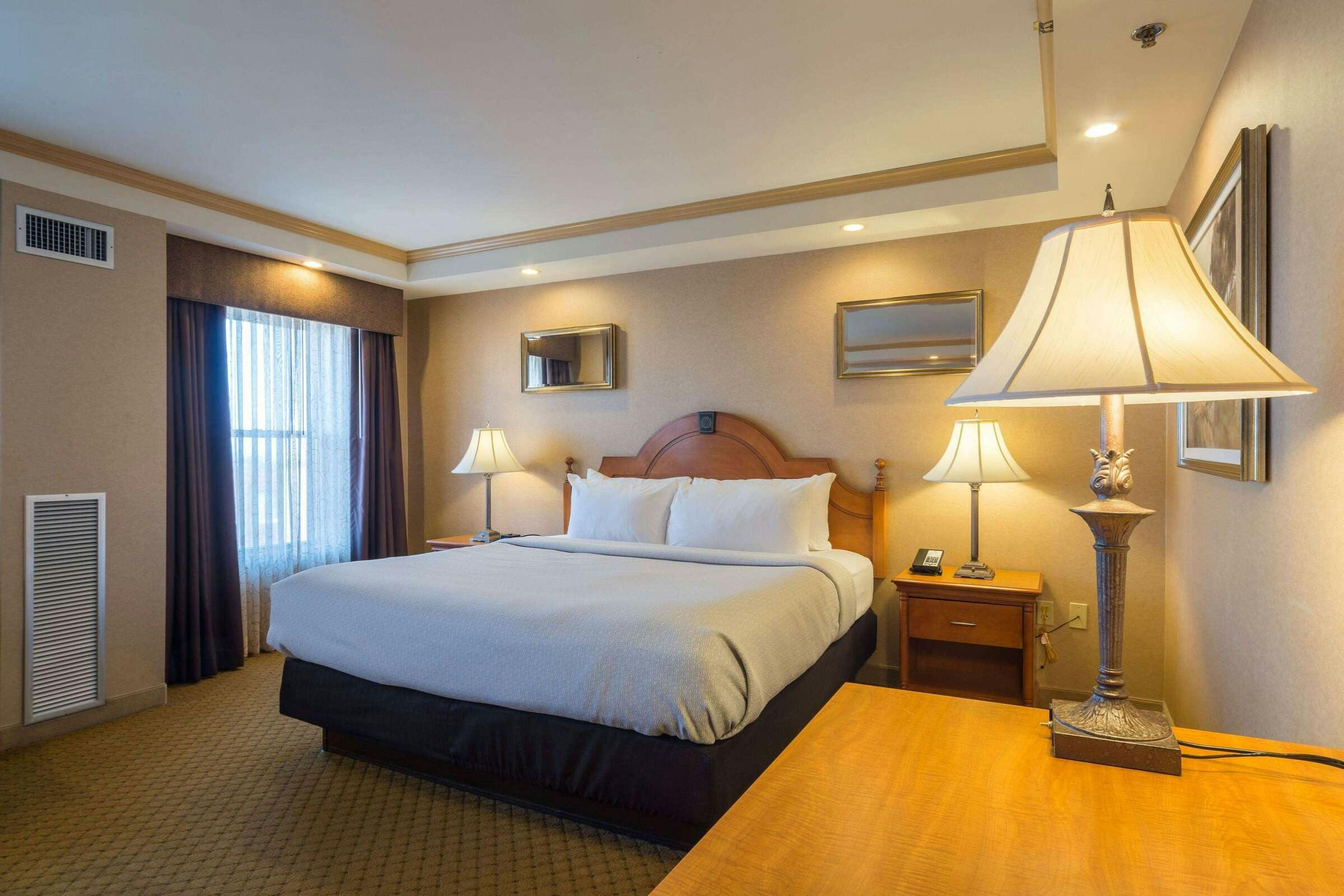 Hotel Ambassador Hotel Milwaukee, Trademark Collection by Wyndham photo 1