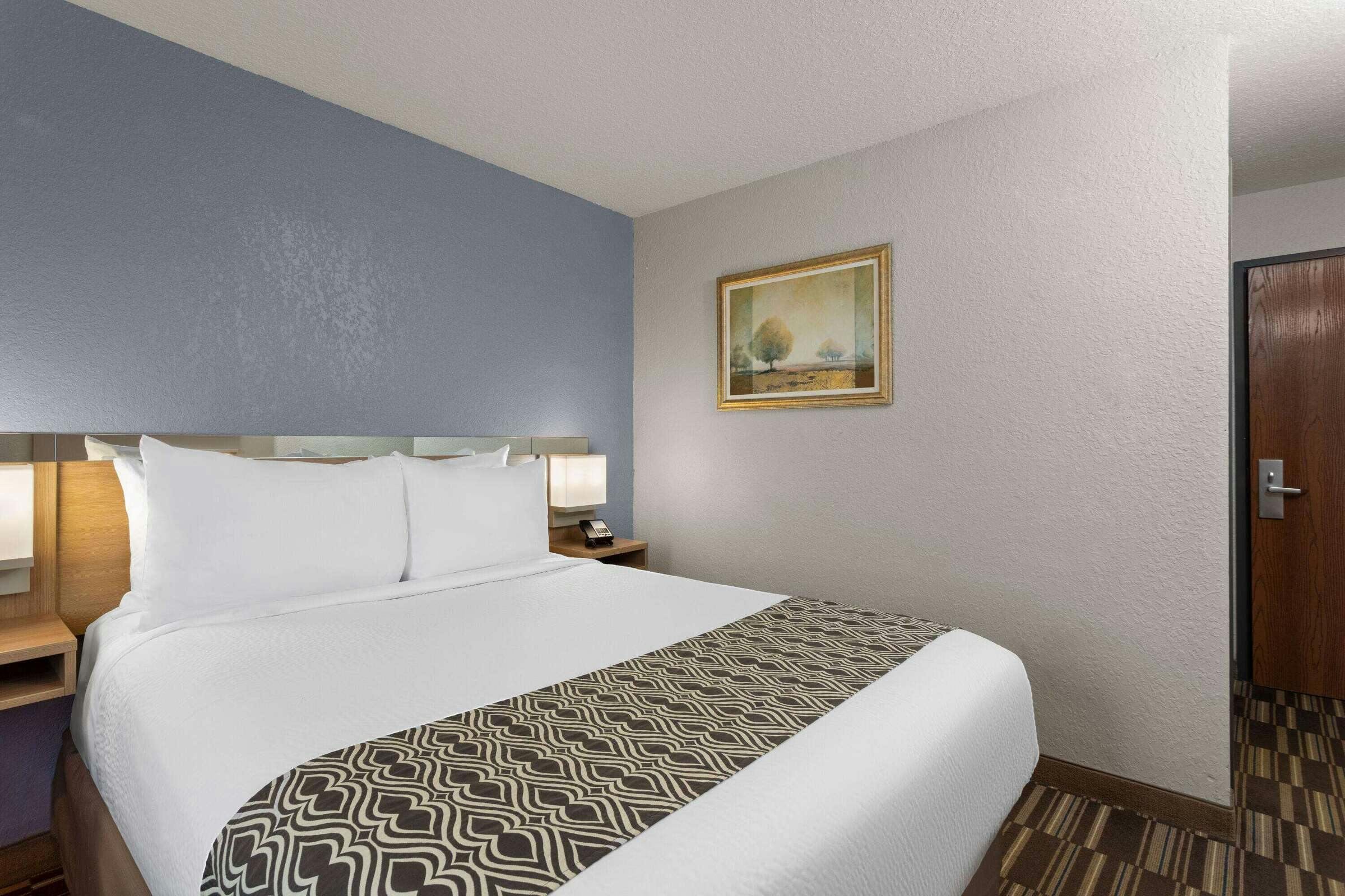 Hotel Microtel Inn & Suites by Wyndham Zephyrhills photo 2