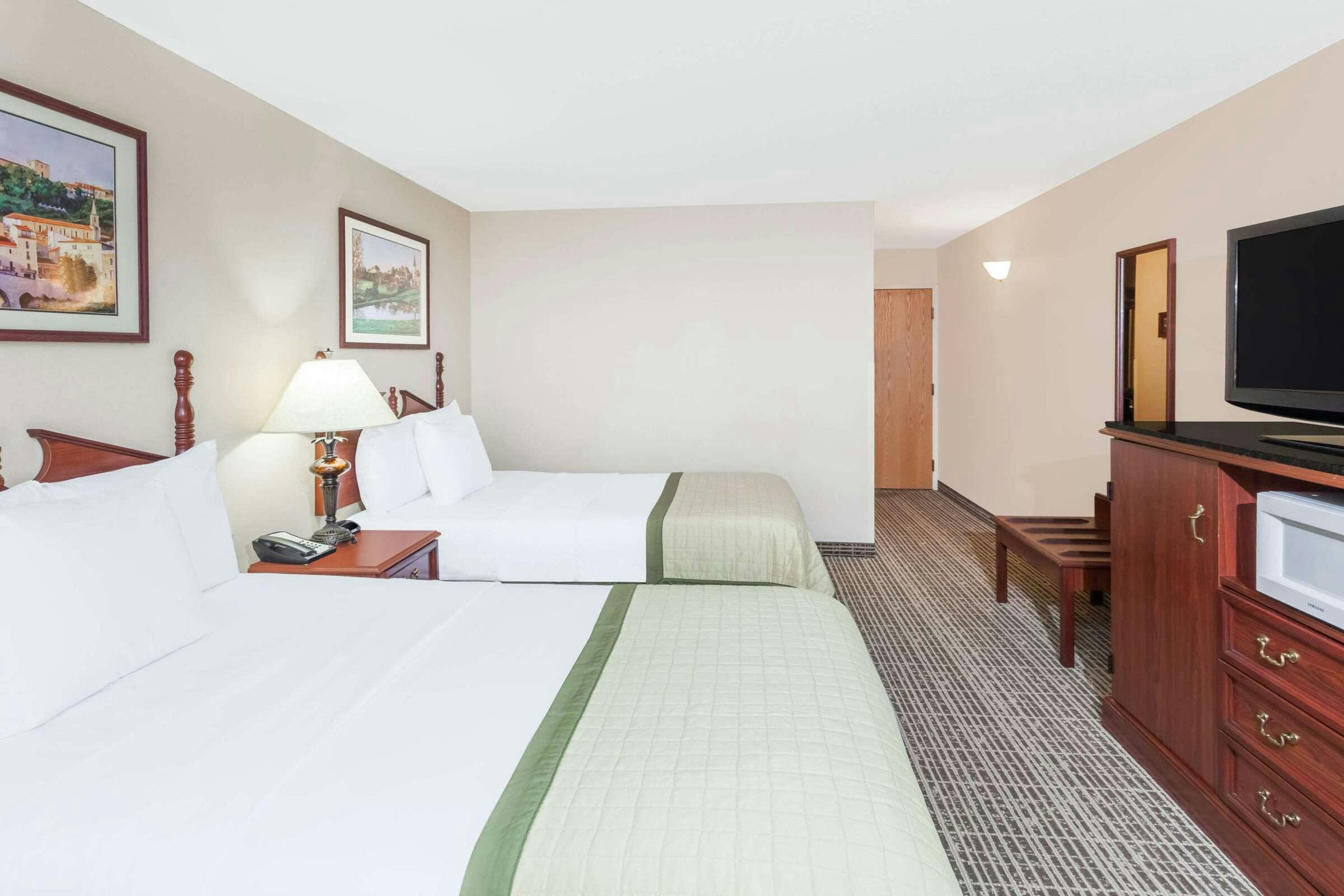 Hotel Baymont by Wyndham Elkhart photo 1