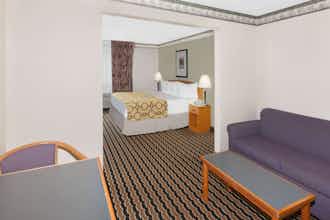 Hotel Baymont Fort Wayne photo 5