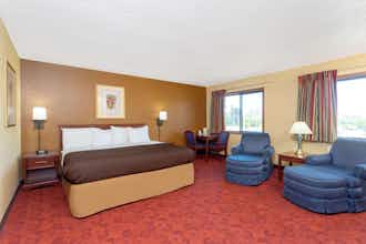 Hotel AmericInn West Bend photo 1