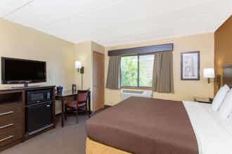 Hotel AmericInn West Bend photo 3