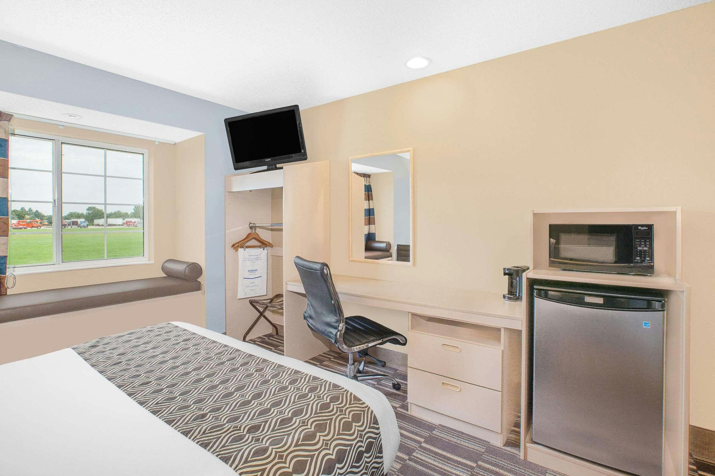 Hotel Microtel Inn & Suites by Wyndham Clear Lake photo 3