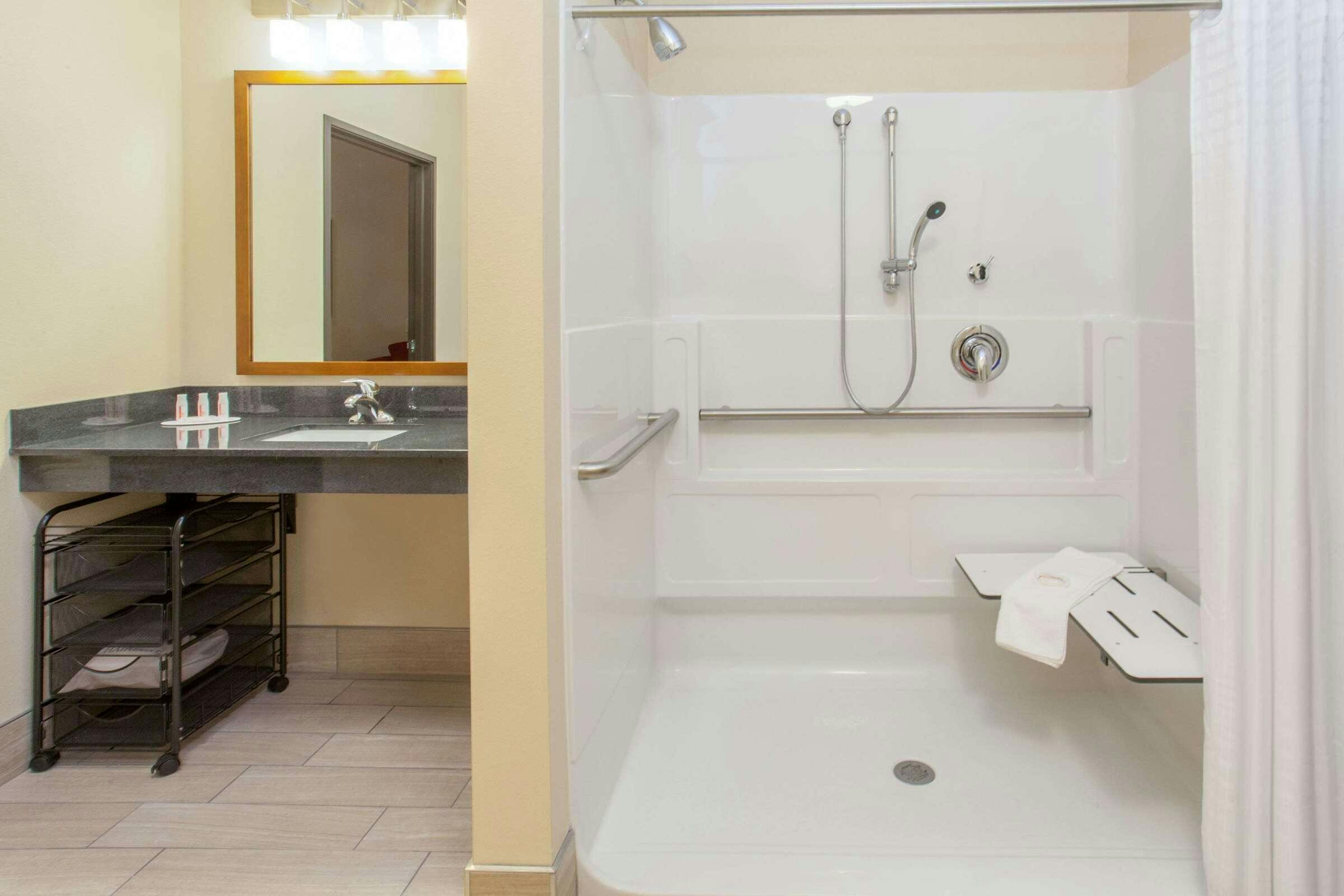 Hotel Baymont by Wyndham Grand Forks photo 5