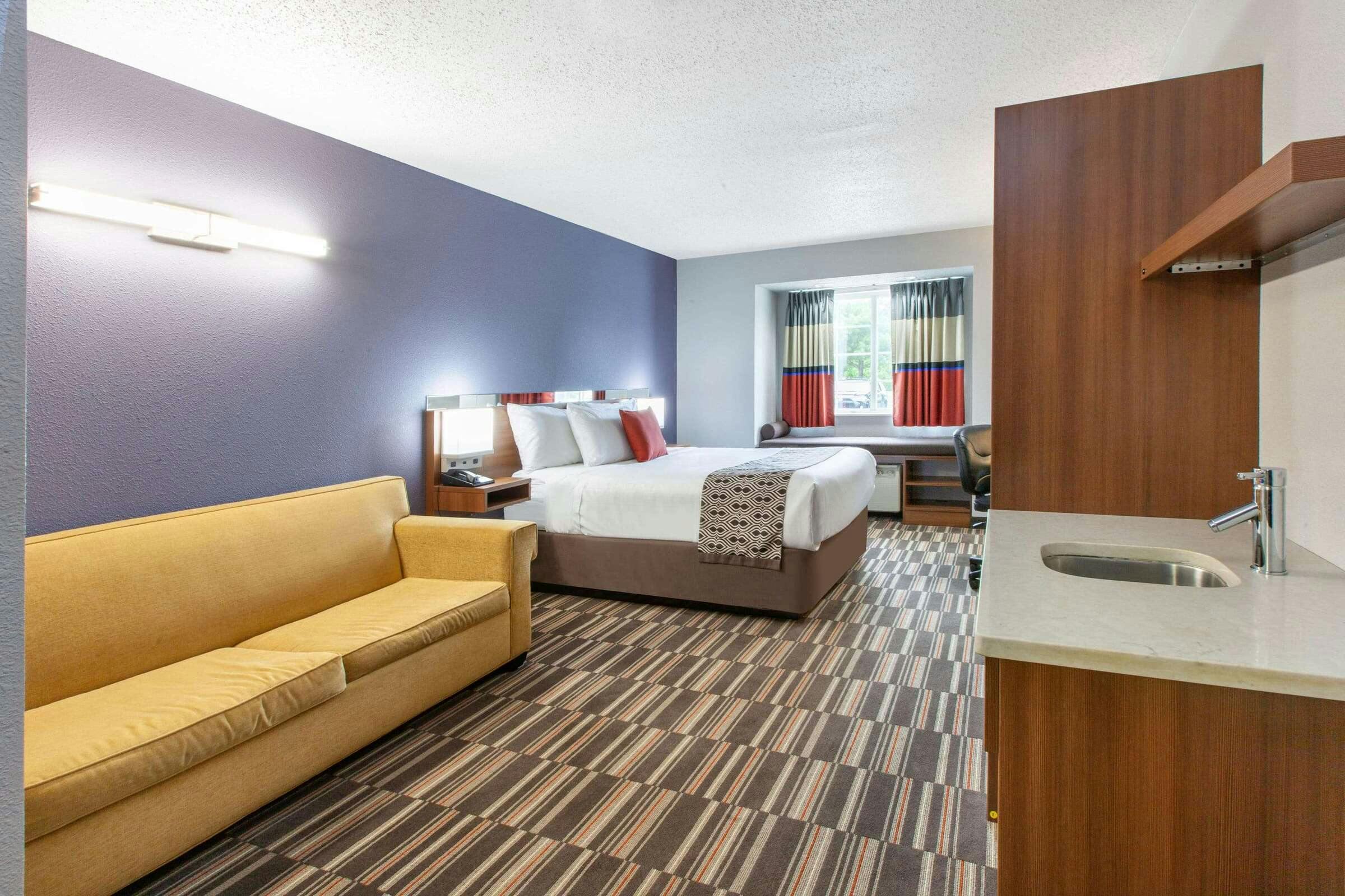 Hotel Microtel Inn & Suites by Wyndham Pittsburgh Airport photo 2