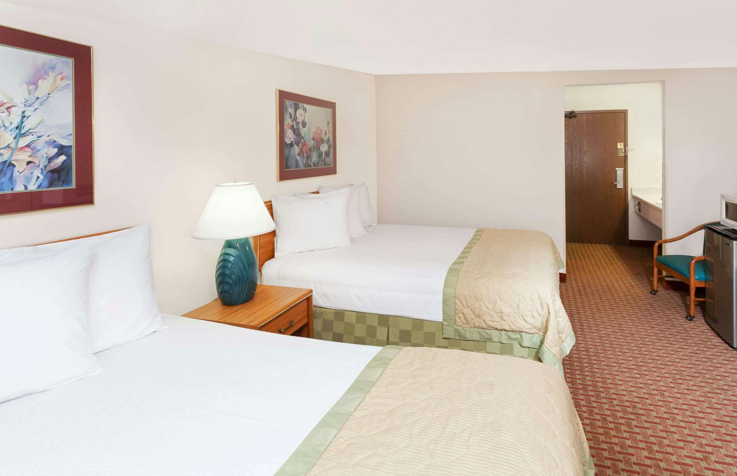 Hotel Baymont by Wyndham St. Joseph/Stevensville photo 4