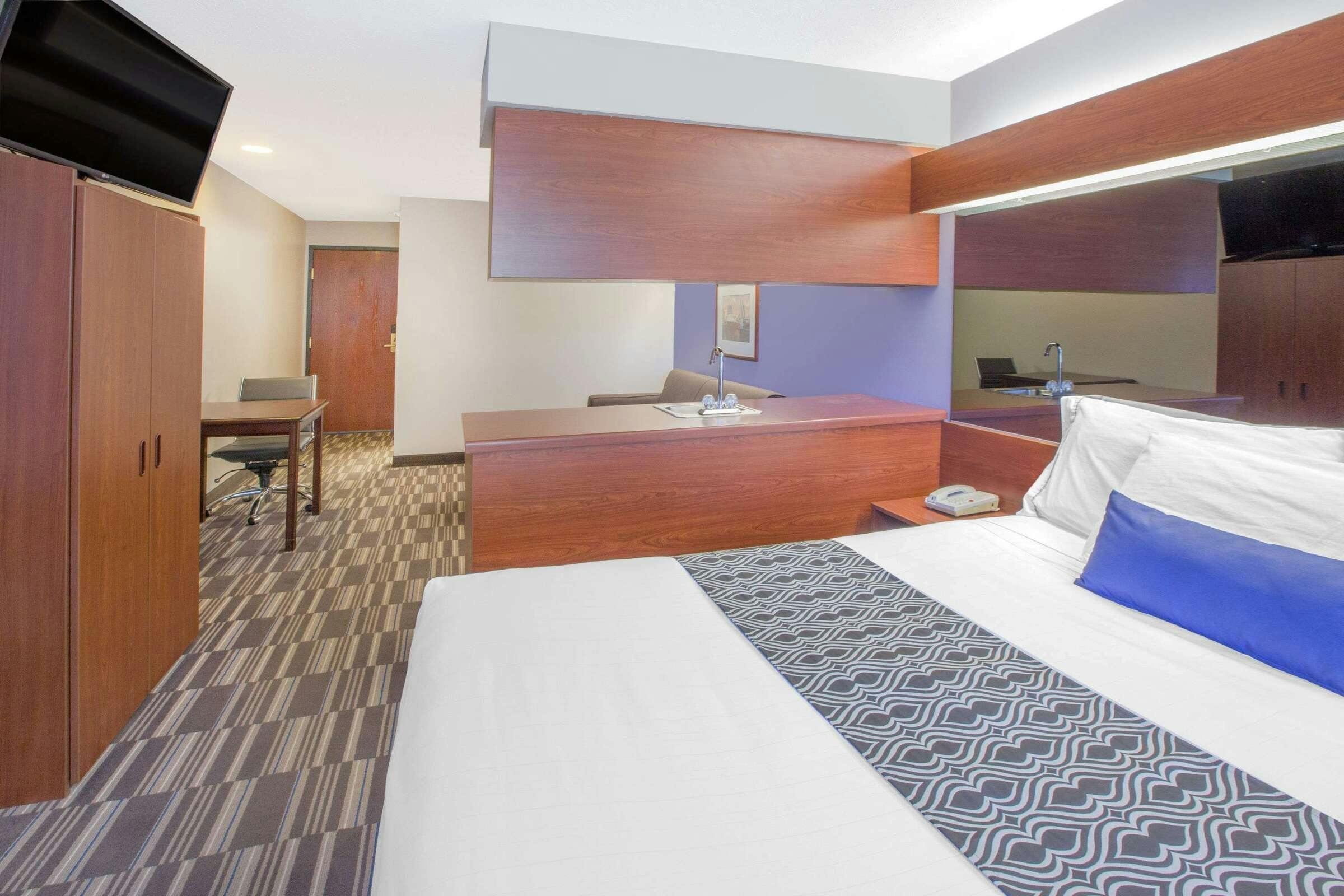 Hotel Microtel Inn & Suites by Wyndham Manistee photo 4
