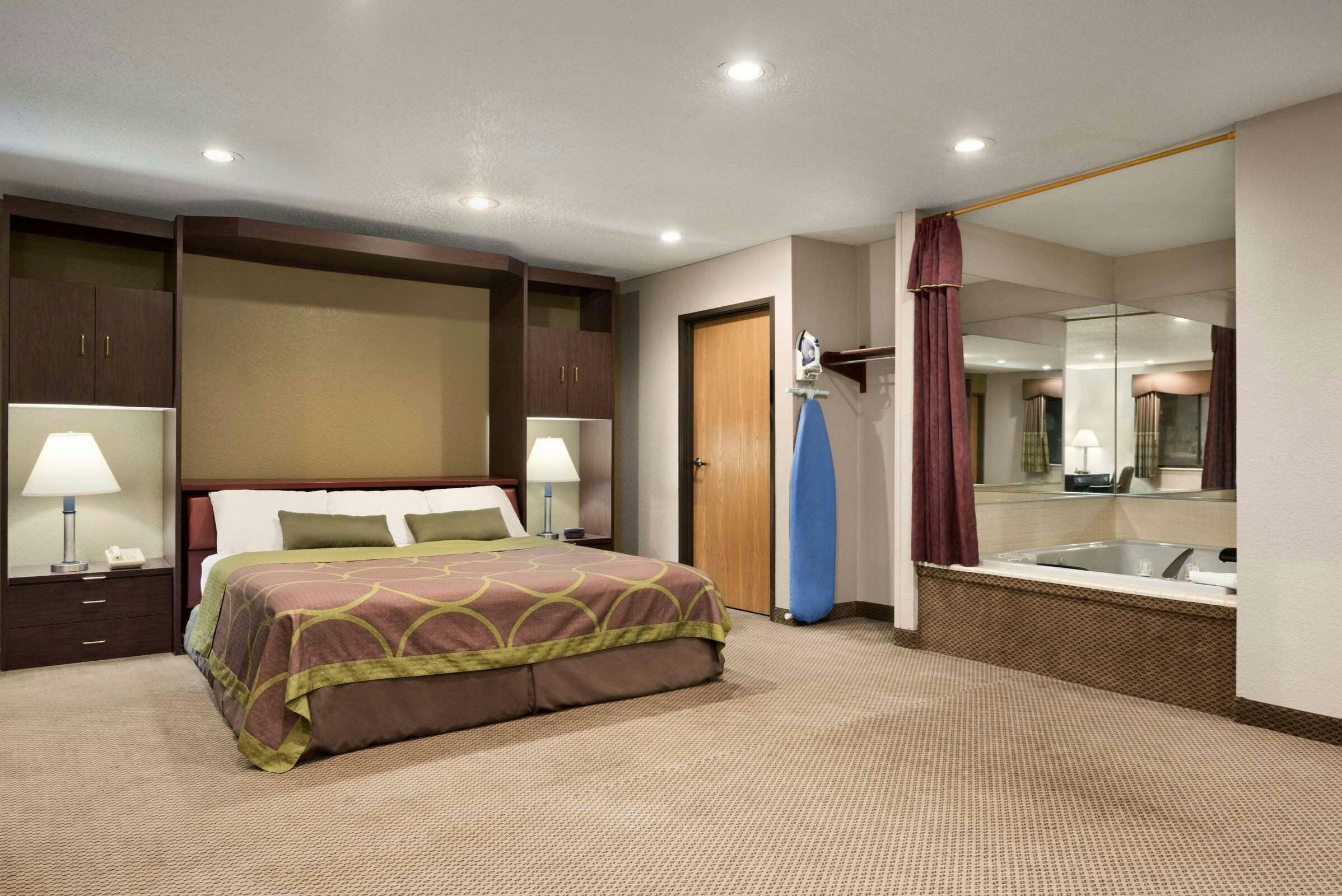 Hotel Super 8 by Wyndham Green Bay I-43 Bus. Park photo 1