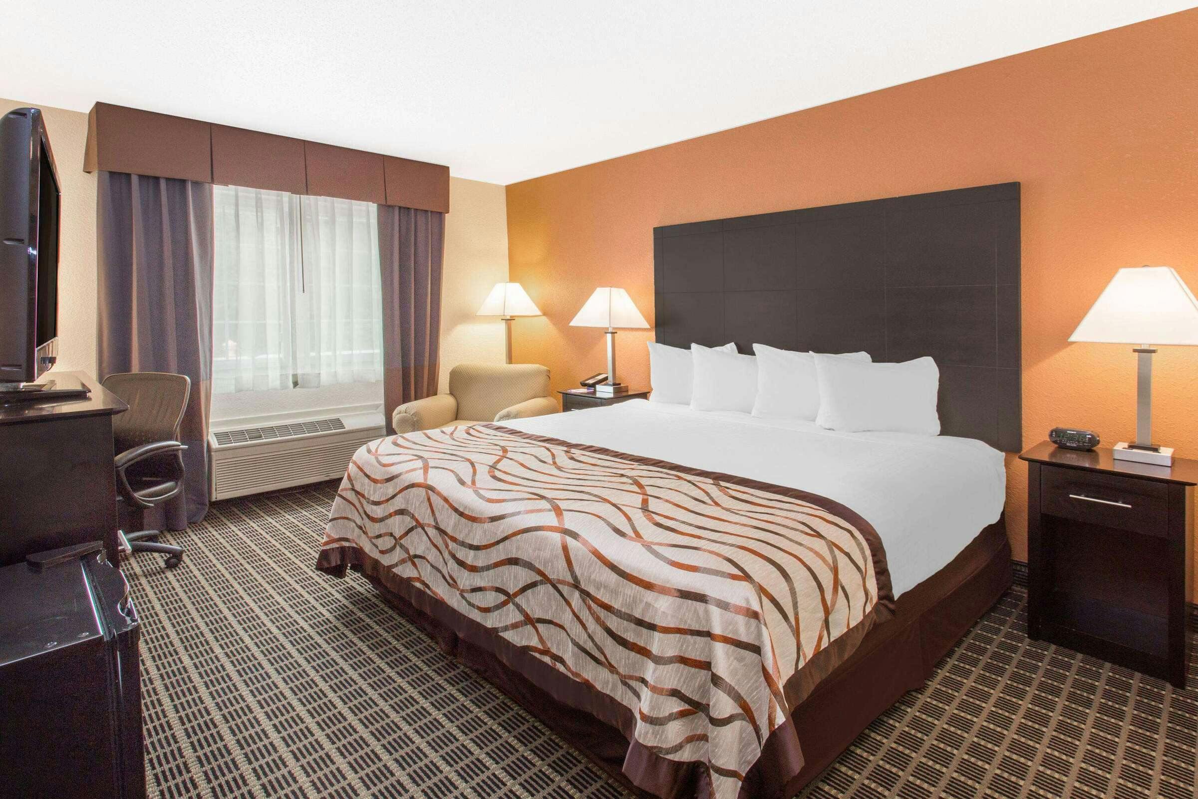 Hotel Baymont by Wyndham Muskegon photo 1