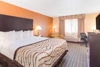Hotel Baymont by Wyndham Muskegon photo 2