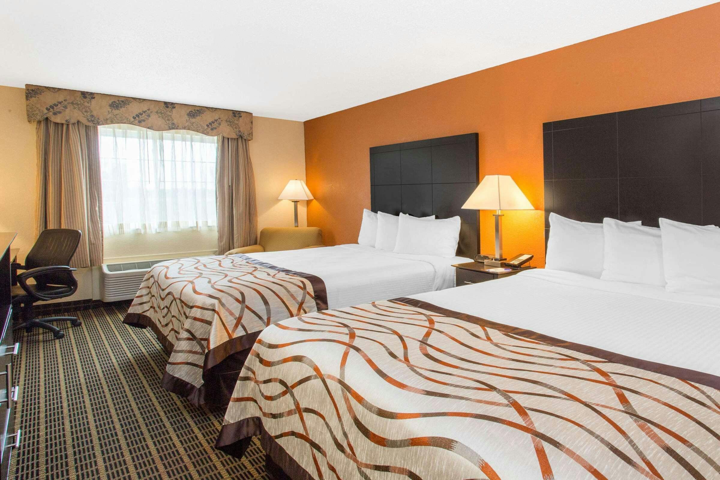 Hotel Baymont by Wyndham Muskegon photo 4