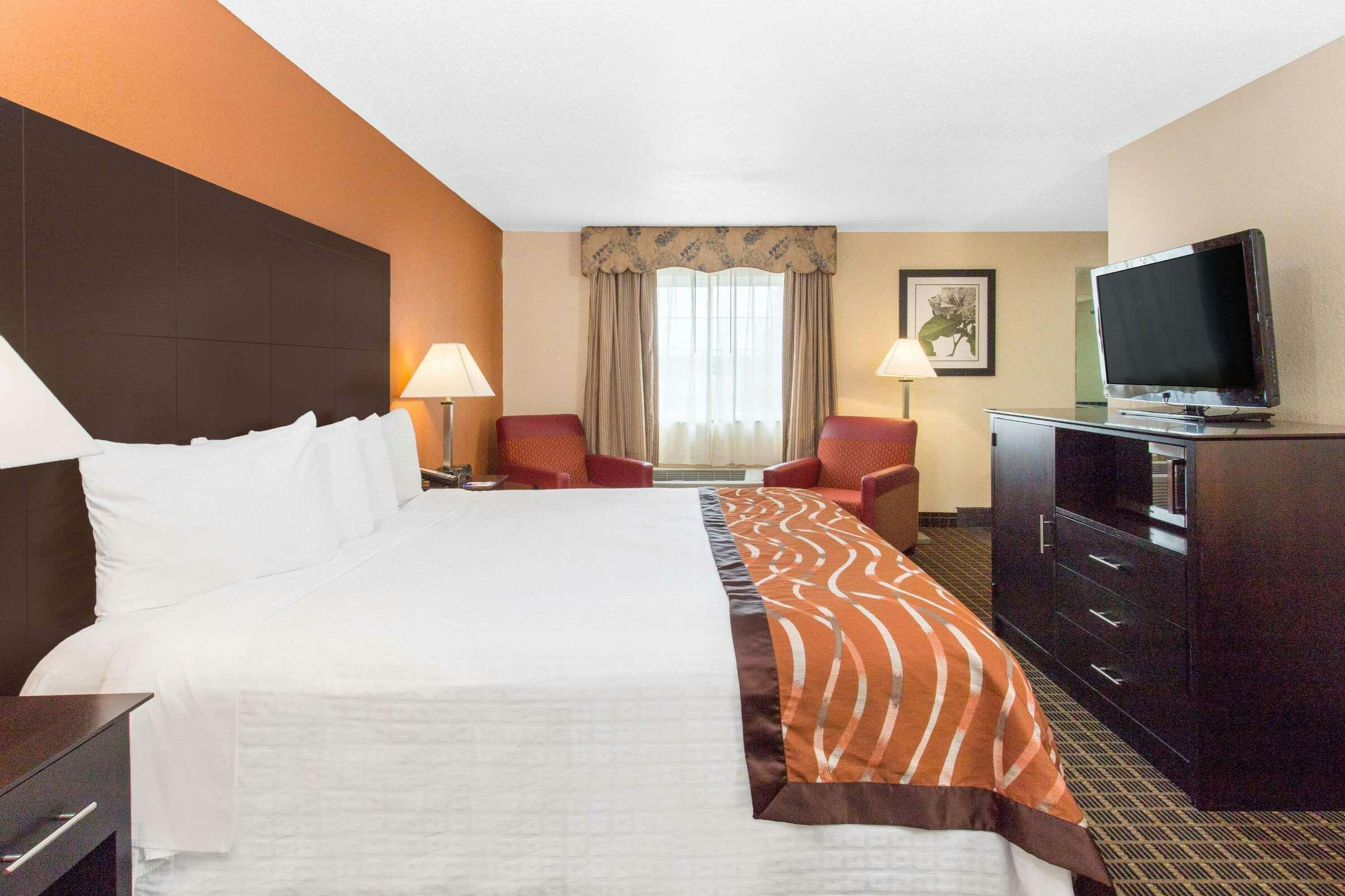 Hotel Baymont by Wyndham Muskegon photo 5