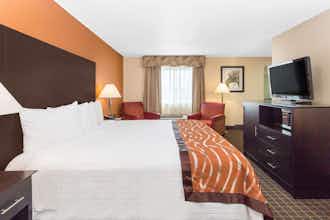 Hotel Baymont by Wyndham Muskegon photo 5