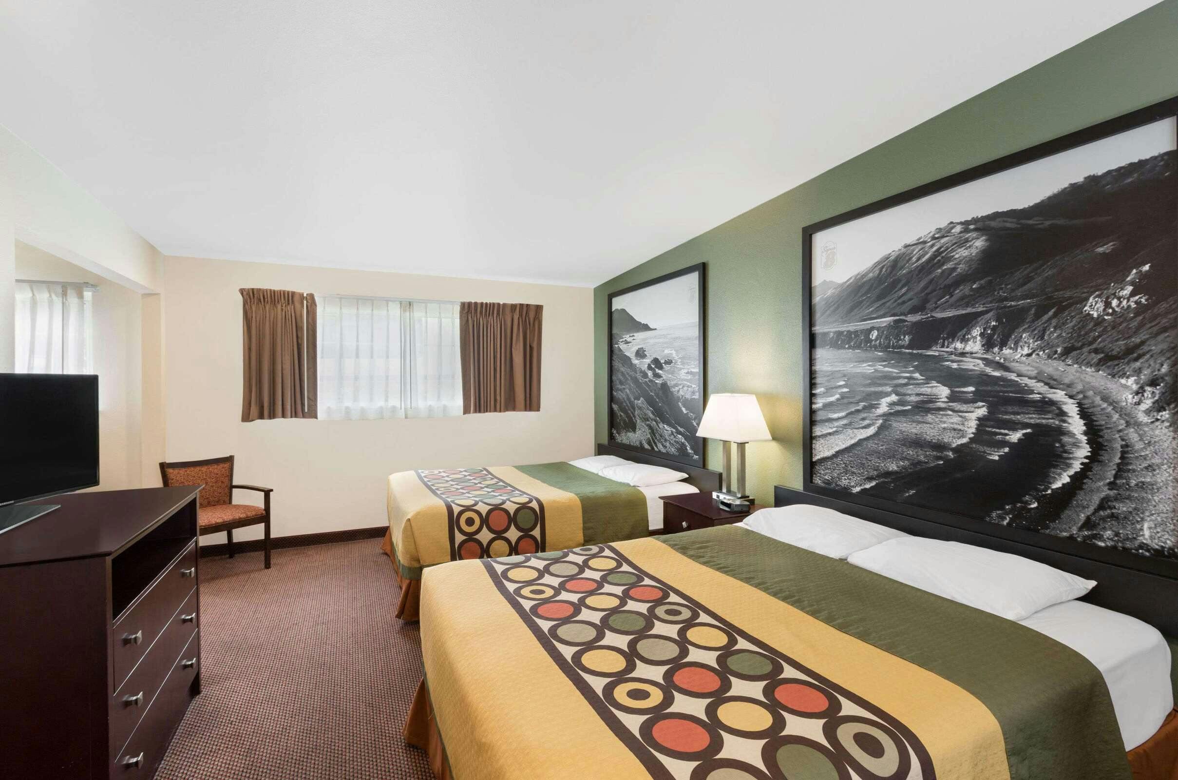 Hotel Super 8 by Wyndham Monterey photo 1