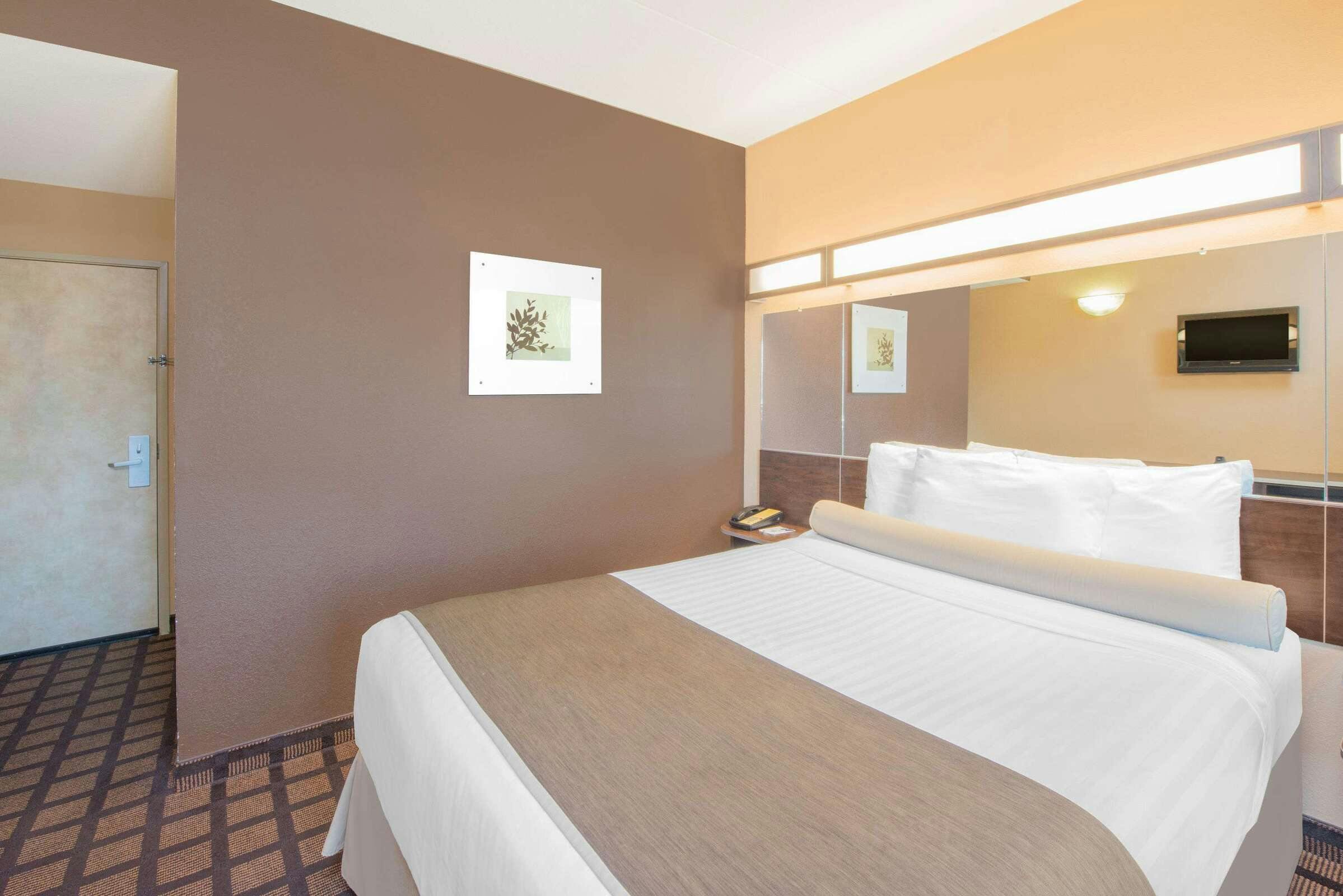 Hotel Microtel Inn & Suites by Wyndham Quincy Downtown/River Area photo 1