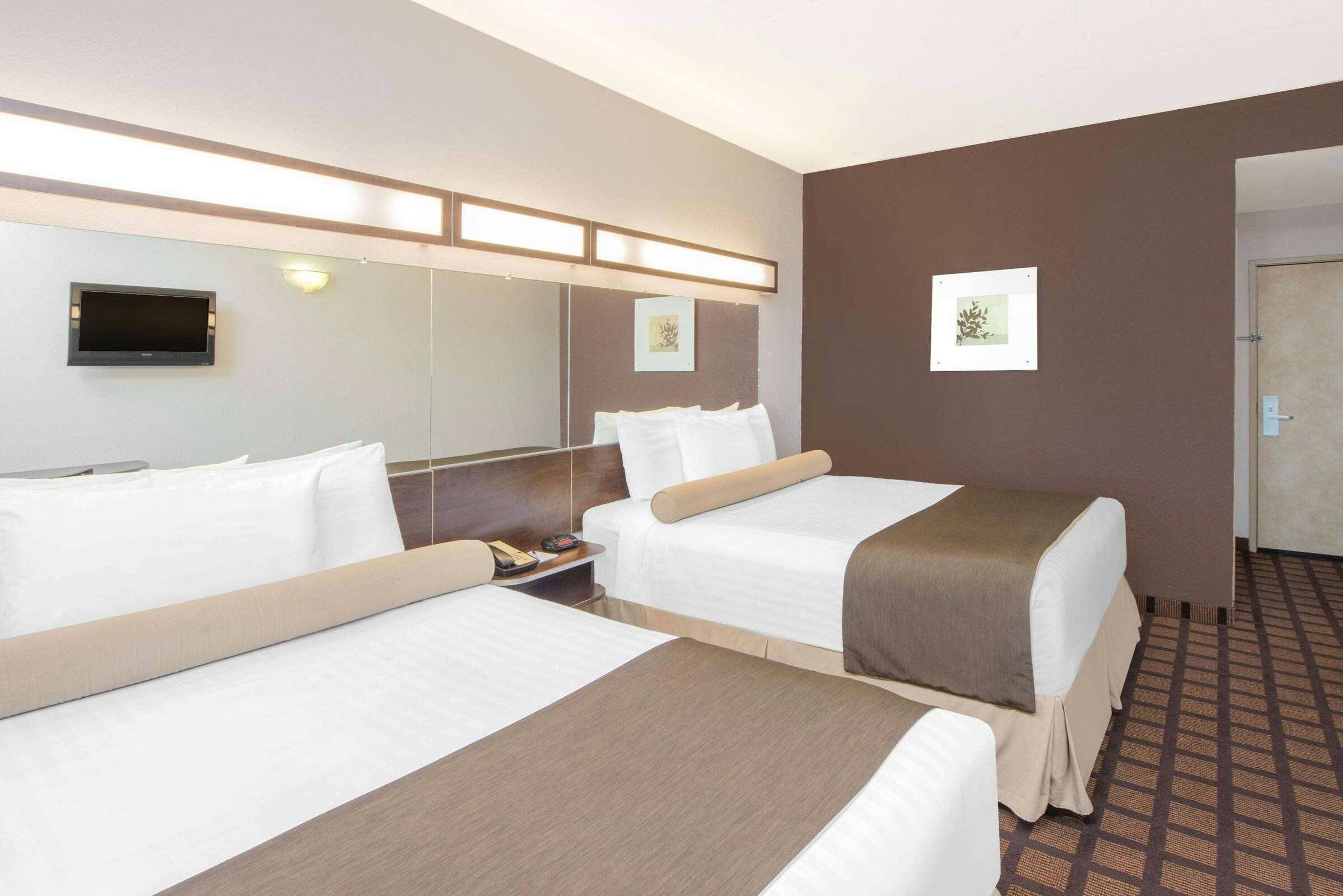 Hotel Microtel Inn & Suites by Wyndham Quincy Downtown/River Area photo 4