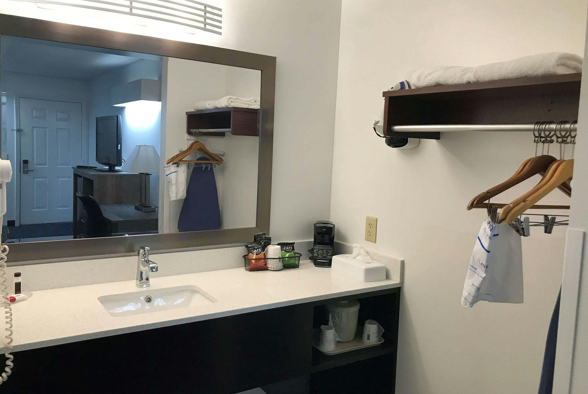 Hotel Baymont by Wyndham Anderson Clemson photo 4