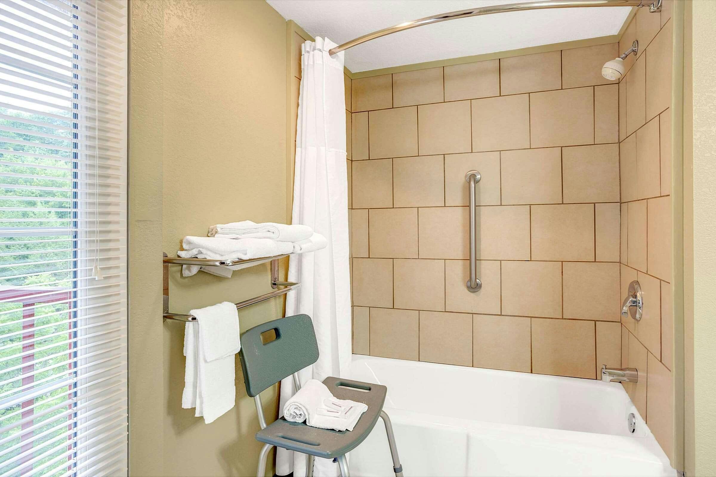 Hotel Baymont by Wyndham Gatlinburg On The River photo 3