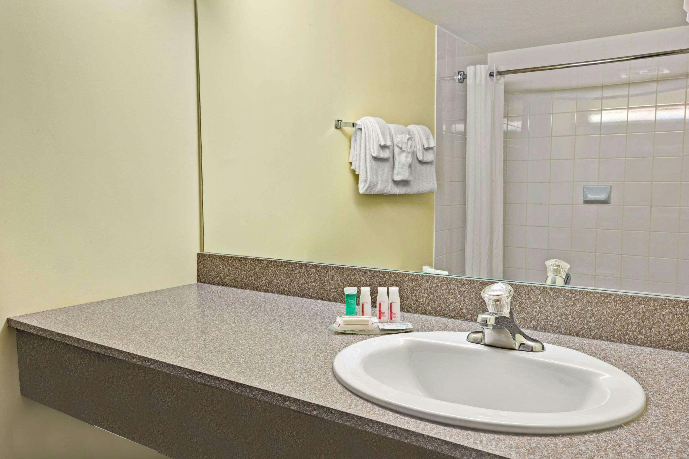 Hotel Super 8 Barrie South photo 4